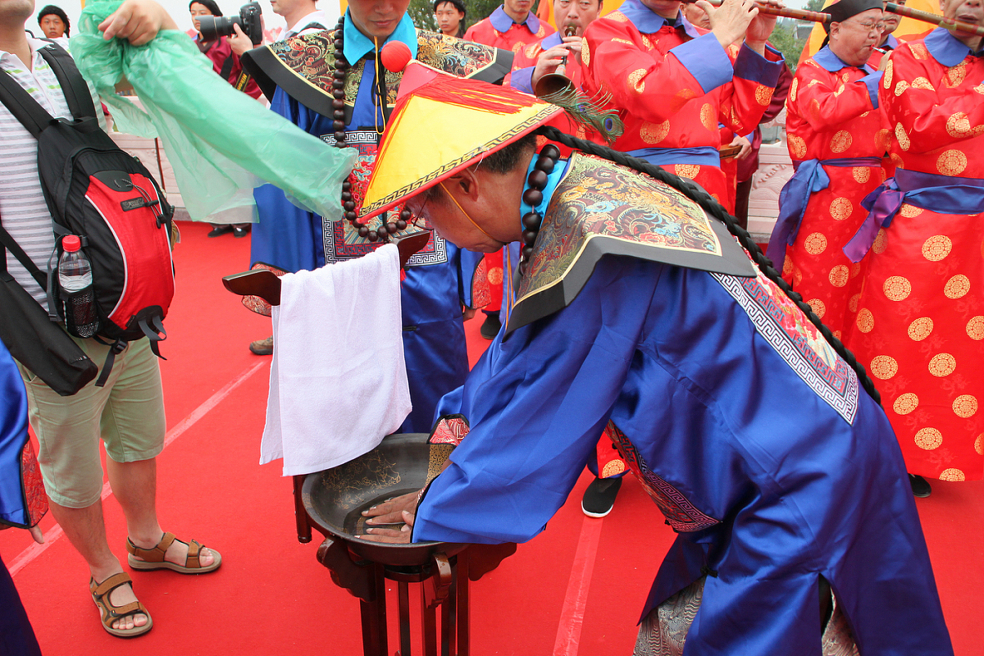 "没想到,几天后,乾隆竟被打脸,又将这36万两银子统统送了回去