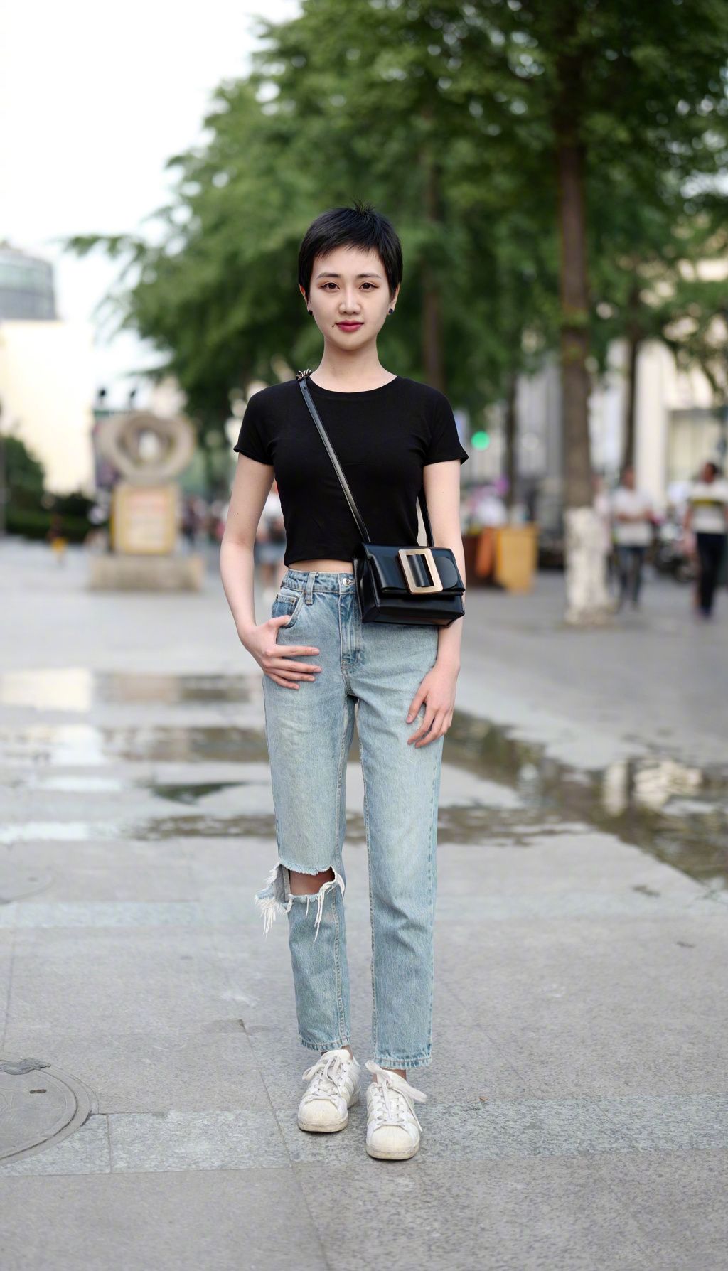 街拍:高级脸小姐姐,酷酷的穿搭,霸气外露!