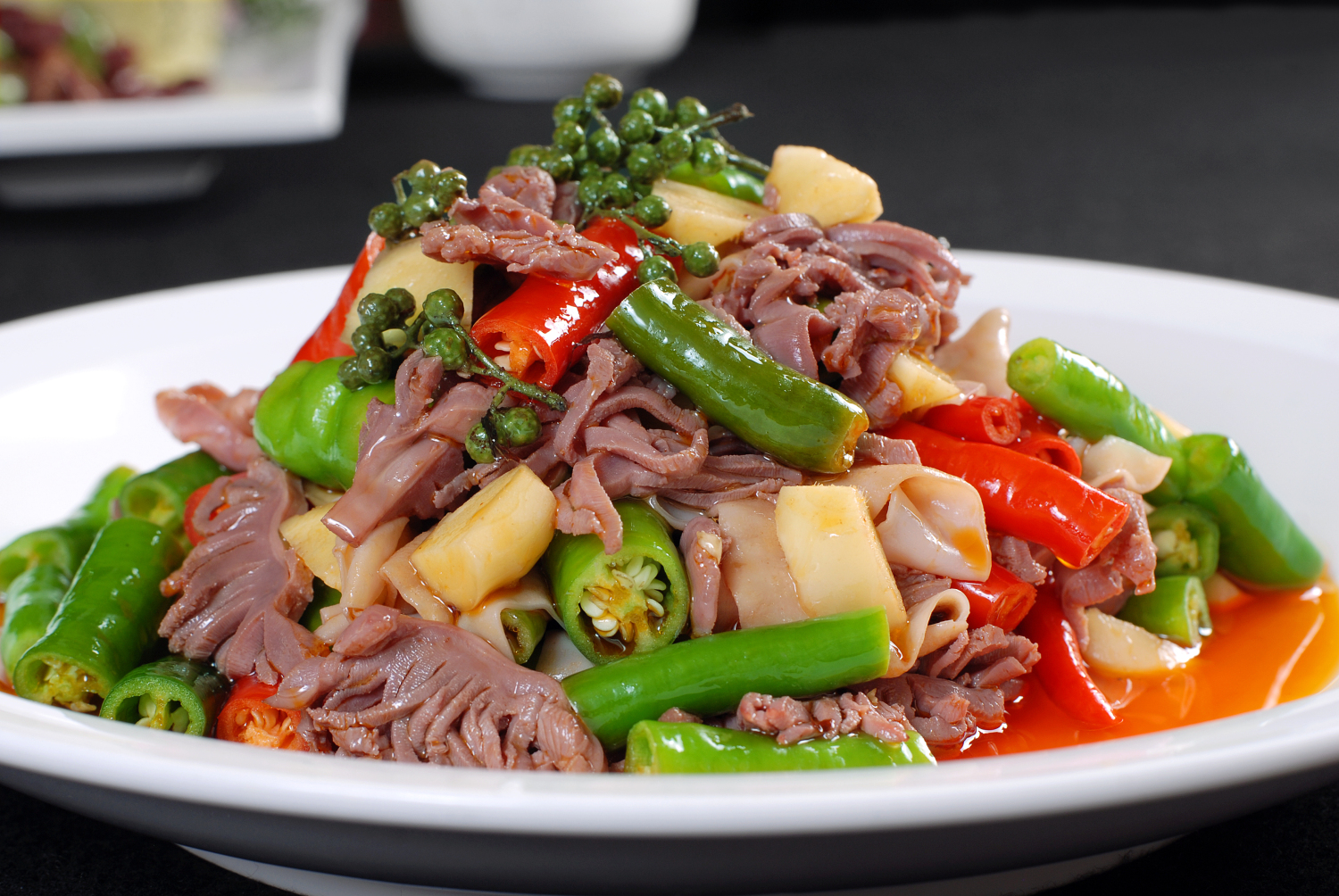 鲜椒鸡杂:鸡杂,本身都有着很重的味道,那么鲜椒就恰到好处的中和了一