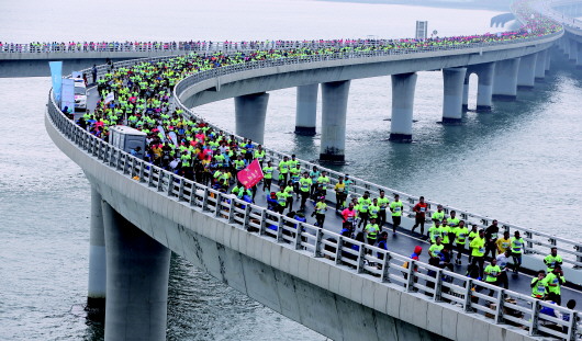 青岛海上马拉松落幕 2万名跑友感受"最美赛道"