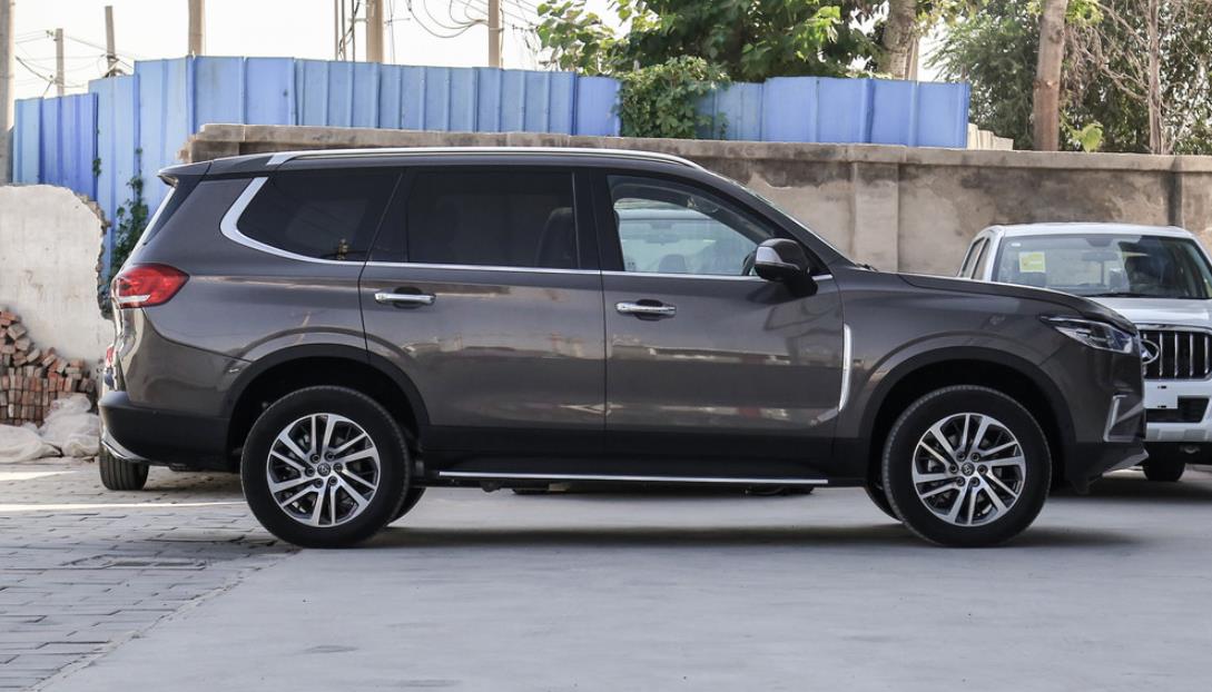 从车身的侧面看上去,上汽大通d90是一副标准硬派suv的样子,搭配上21