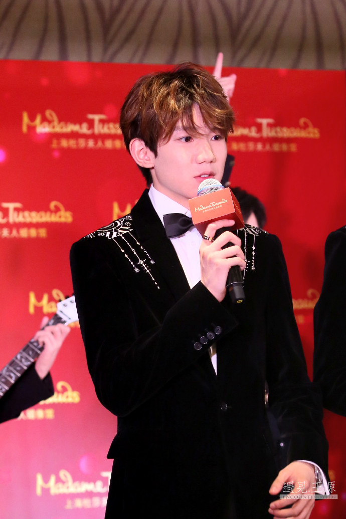 王源现身上海杜莎夫人蜡像馆给自己的蜡像揭幕,皮肤白皙帅气十足