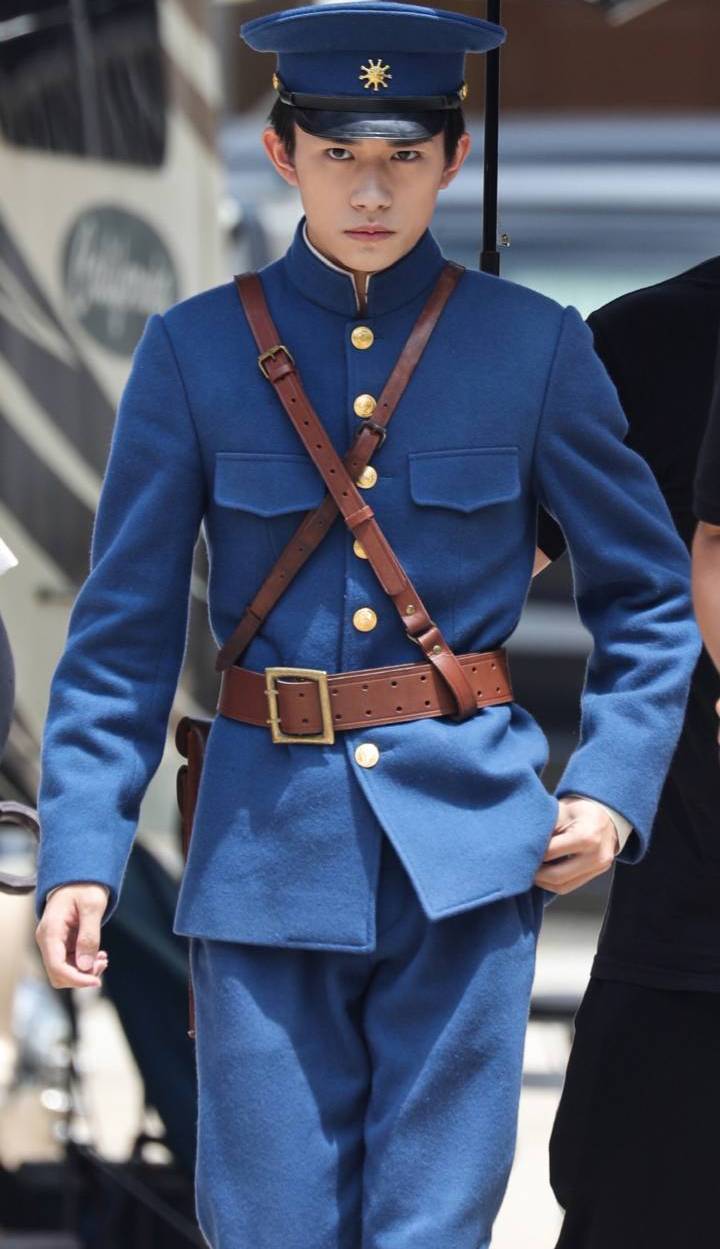 易烊千玺民国军装照,很有气场有木有?