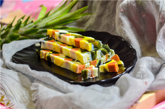 这道三色蒸蛋,最要主的就是皮蛋.皮蛋也可以称之为松花蛋.