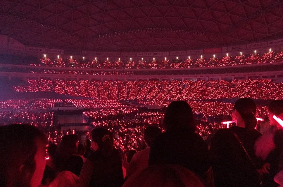 东方神起日本演唱会一片红海,错过5人红海,2个人闪耀依旧