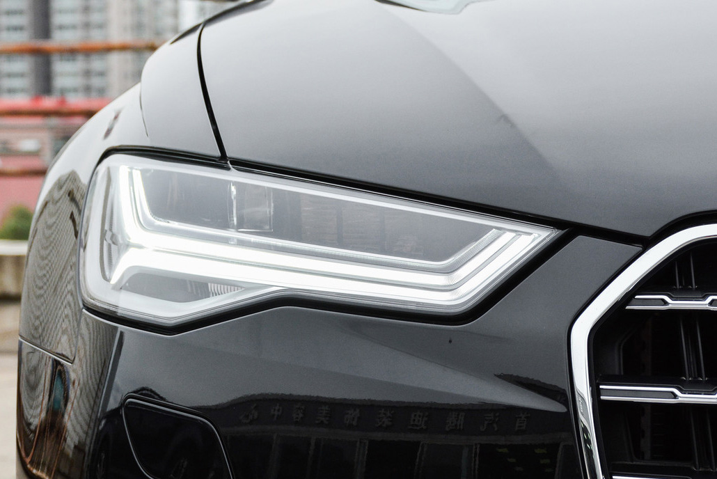 奥迪a6l矩阵式led大灯,尾部气场很足,搭载两款发动机