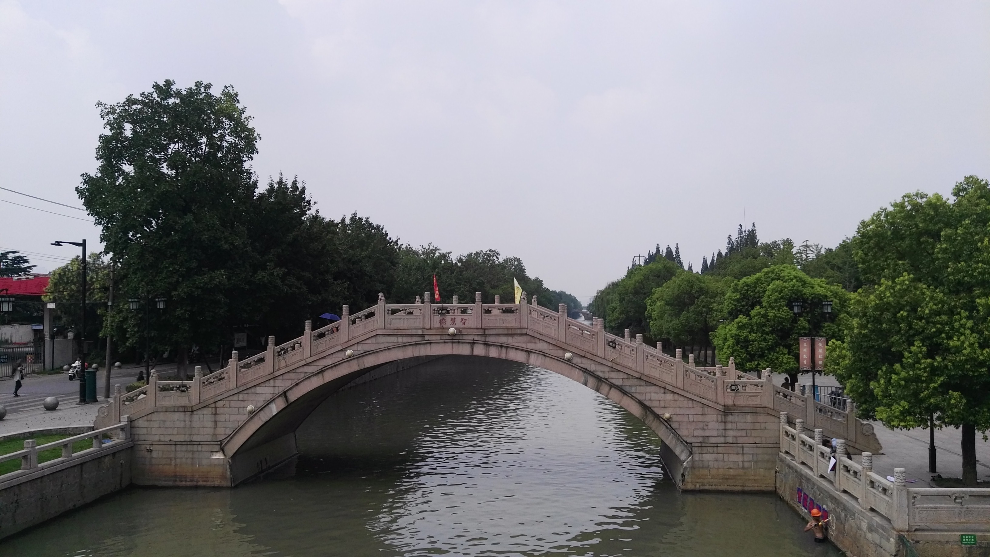 来到苏州戒幢律寺门前,看看江南的小桥流水