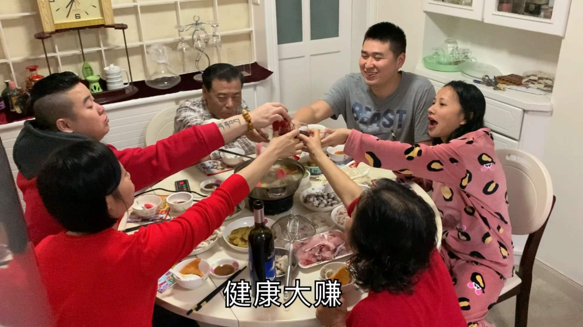 大年三十,婆婆跟媳妇齐心协力,准备一大桌饭菜,一家团聚很幸福