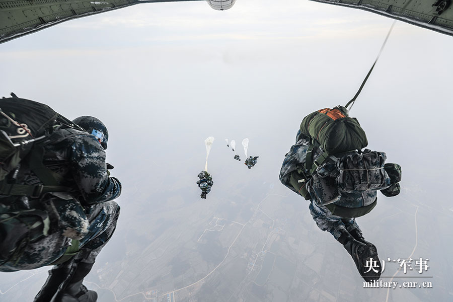 伞降突击直达!空降兵某旅开展全要素空降空投训练