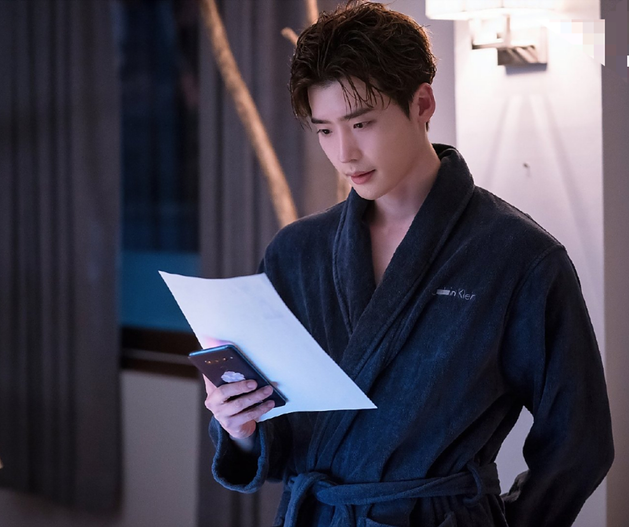 李钟硕"湿发"太帅了,戴上眼镜很斯文,你知道他啥时候入伍吗?