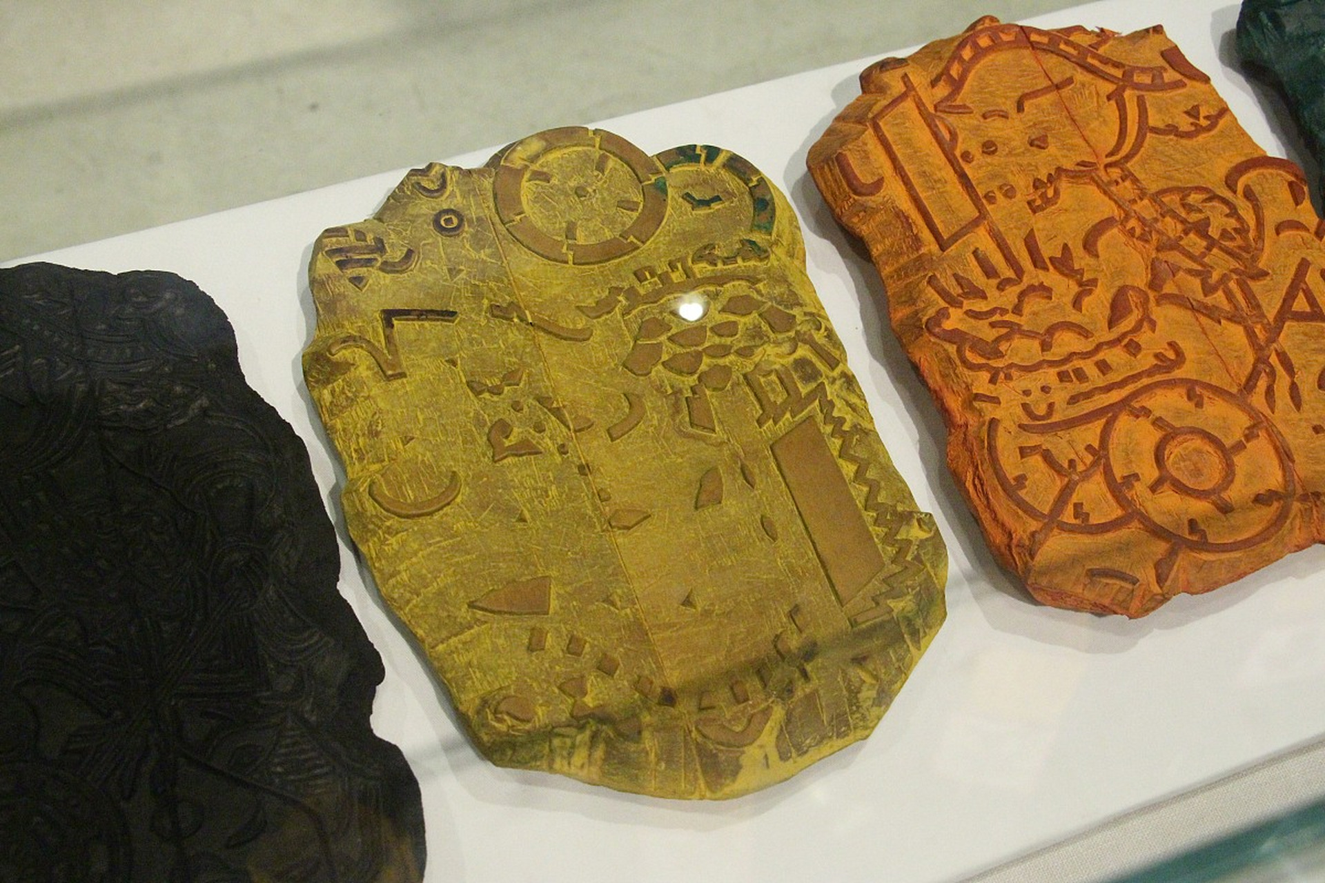 广东南越文王墓出土的铜印花凸版,被认为是目前已知世界上最早的织物