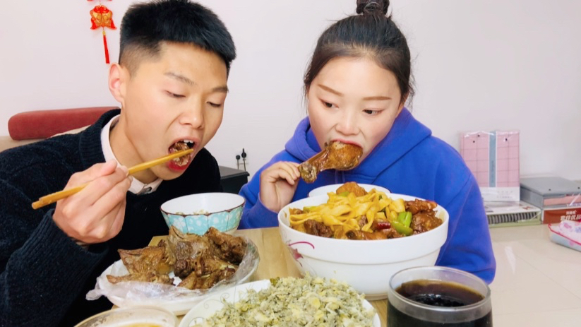 娜娜63块钱买当地一绝的大盘鸡吃,色香味俱全,配上蒸洋槐花,赞