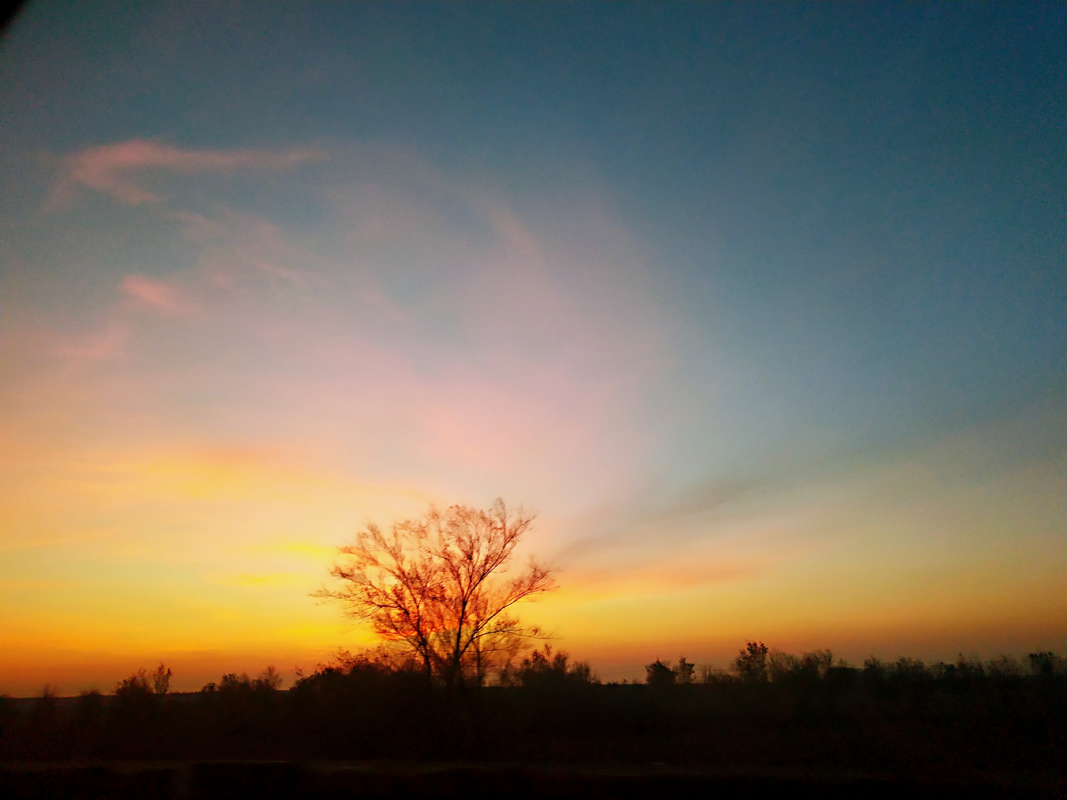 开车行驶在公路无际无边的黄昏