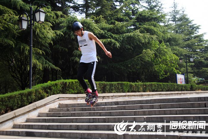 枣庄小伙轮滑11年 倒滑55秒下148级台阶(图)