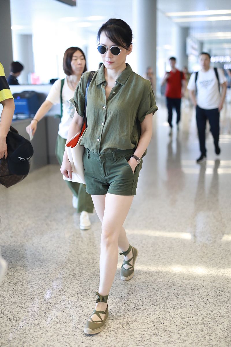 俞飞鸿街拍:军绿色衬衣搭配绑带渔夫鞋 prada包袋实用经典
