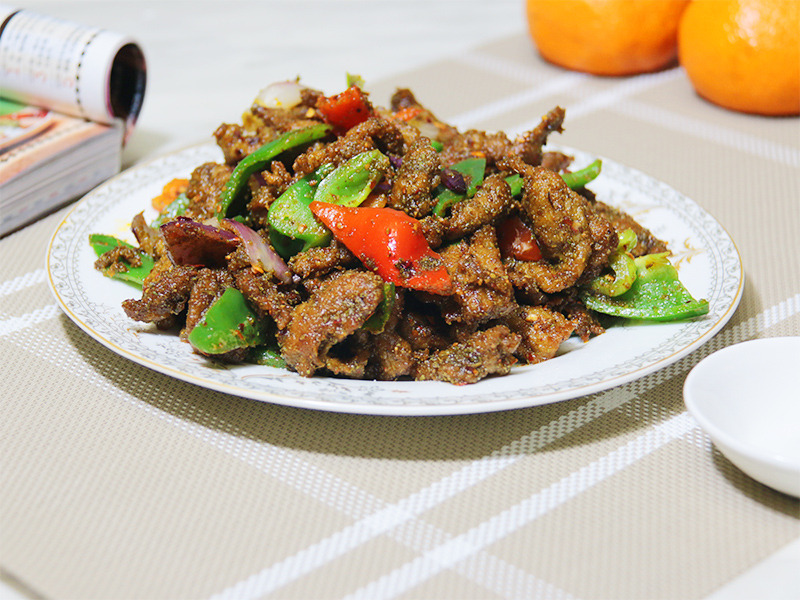 炒烤肉想要炒得好,滑油步骤很关键,做对了羊肉片软嫩一盘吃不够