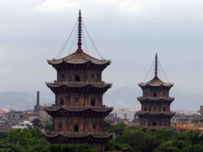 传说,寺庙之地原是泉州地主黄守恭的.