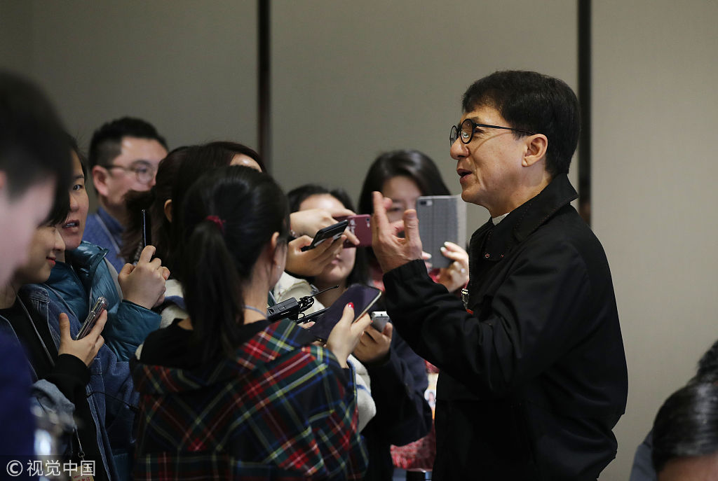 全国政协委员成龙接受采访.  图片来源:大萌/视觉中国