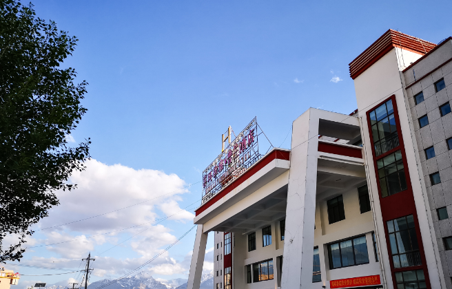 县城普兰镇海拔3800米,四周雪山环绕,来自孟加拉的湿润空气在这里