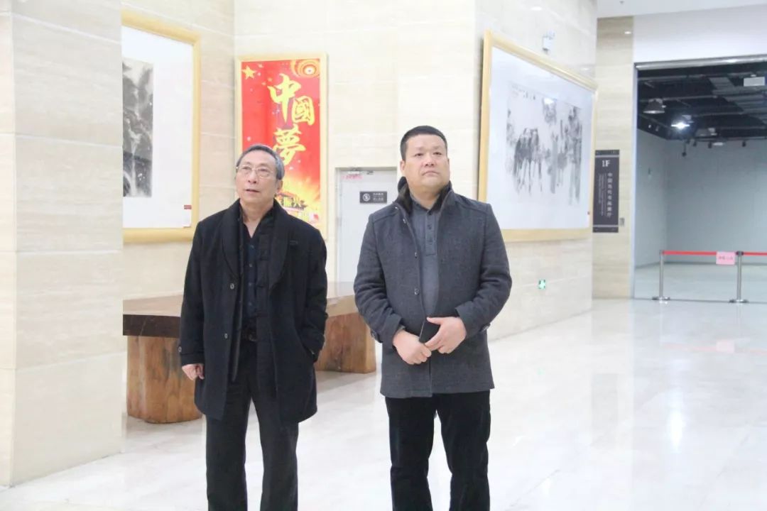 参观过程中,郭峰馆长向杨大名院长详细介绍了清渭楼美术博物馆的建设