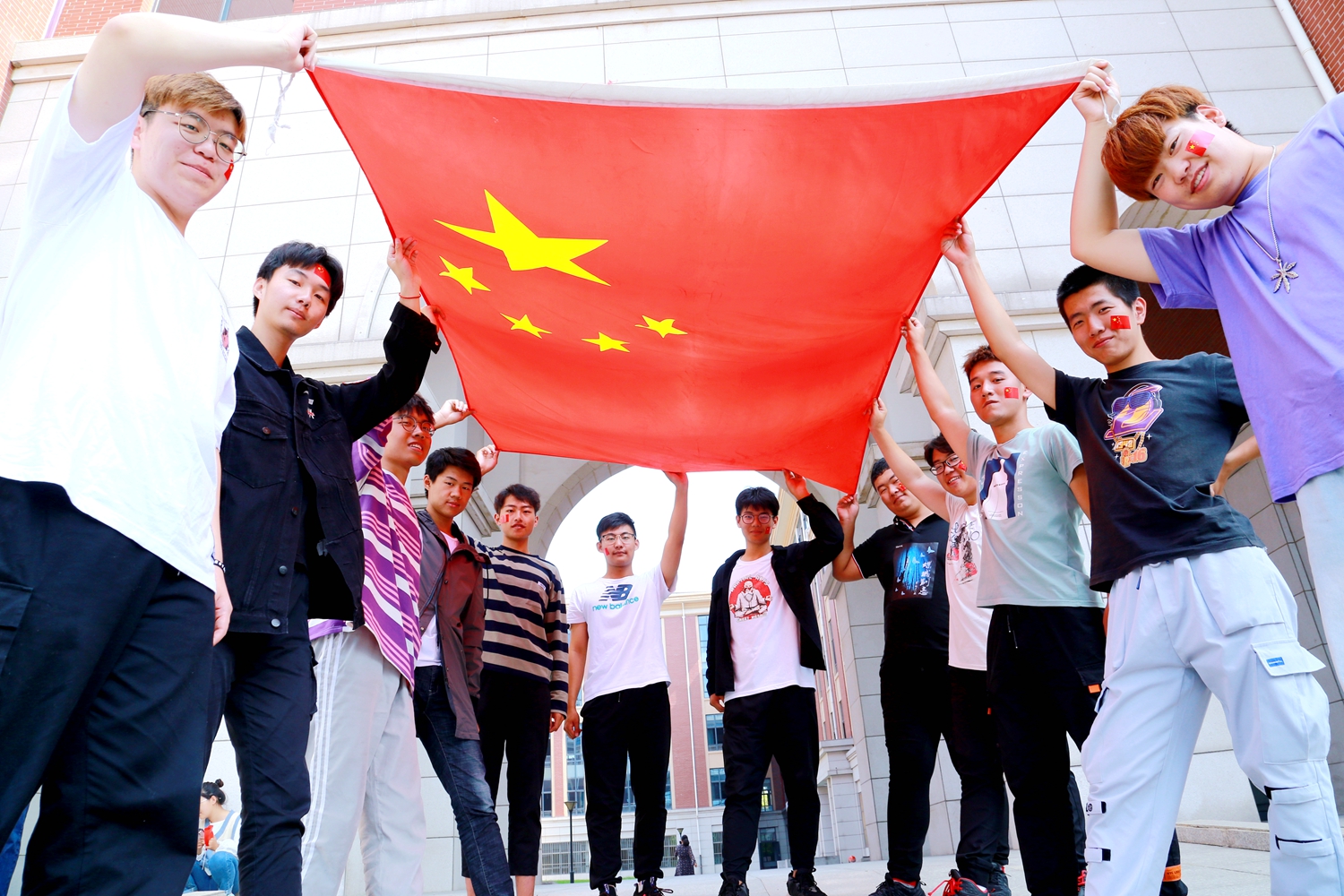 燕京理工学院学生和国旗同框 花式告白祖国