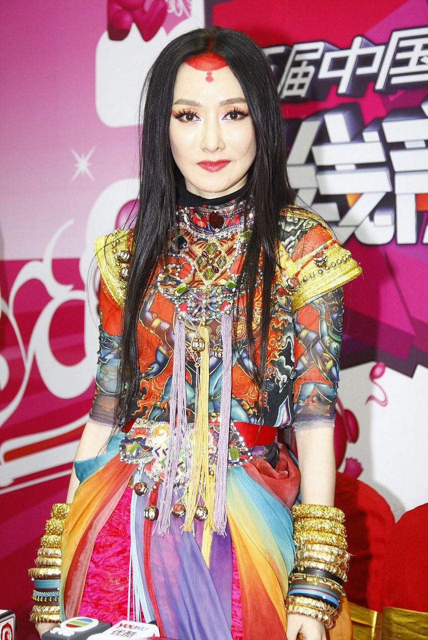 萨顶顶,原名周鹏,1984年12月27日出生于河南省平顶山市,中国女音乐人