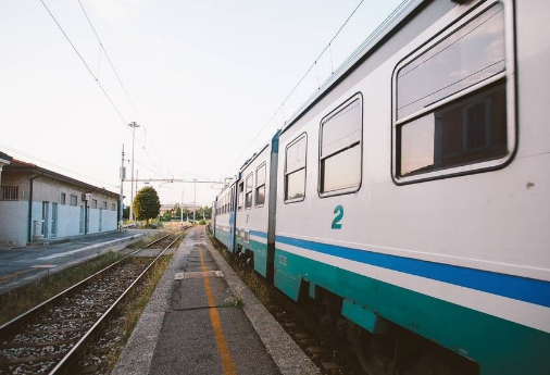 这就是阜冈九铁路客运专线,它从安徽阜阳经信阳市淮滨,潢川,光山,新县