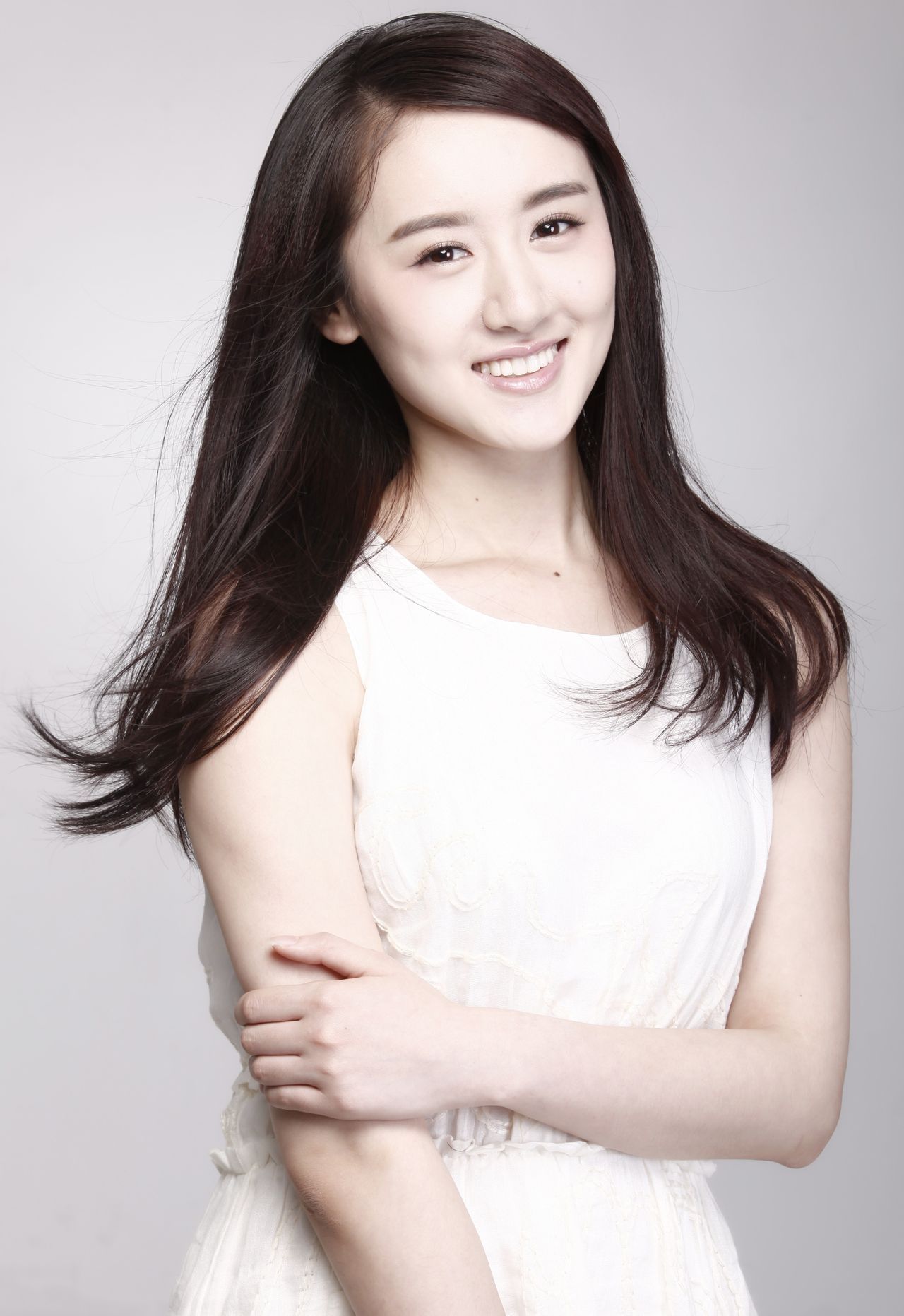 袁冰妍:肌肤水嫩透光,一对剪水双瞳充满灵气,着实叫人赏心悦目