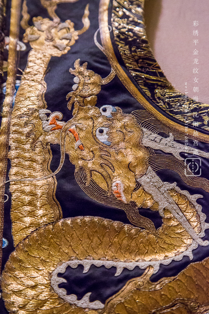 《来自盛京——清代宫廷生活用品展》之中,诸多清宫皇室的皇帝龙袍