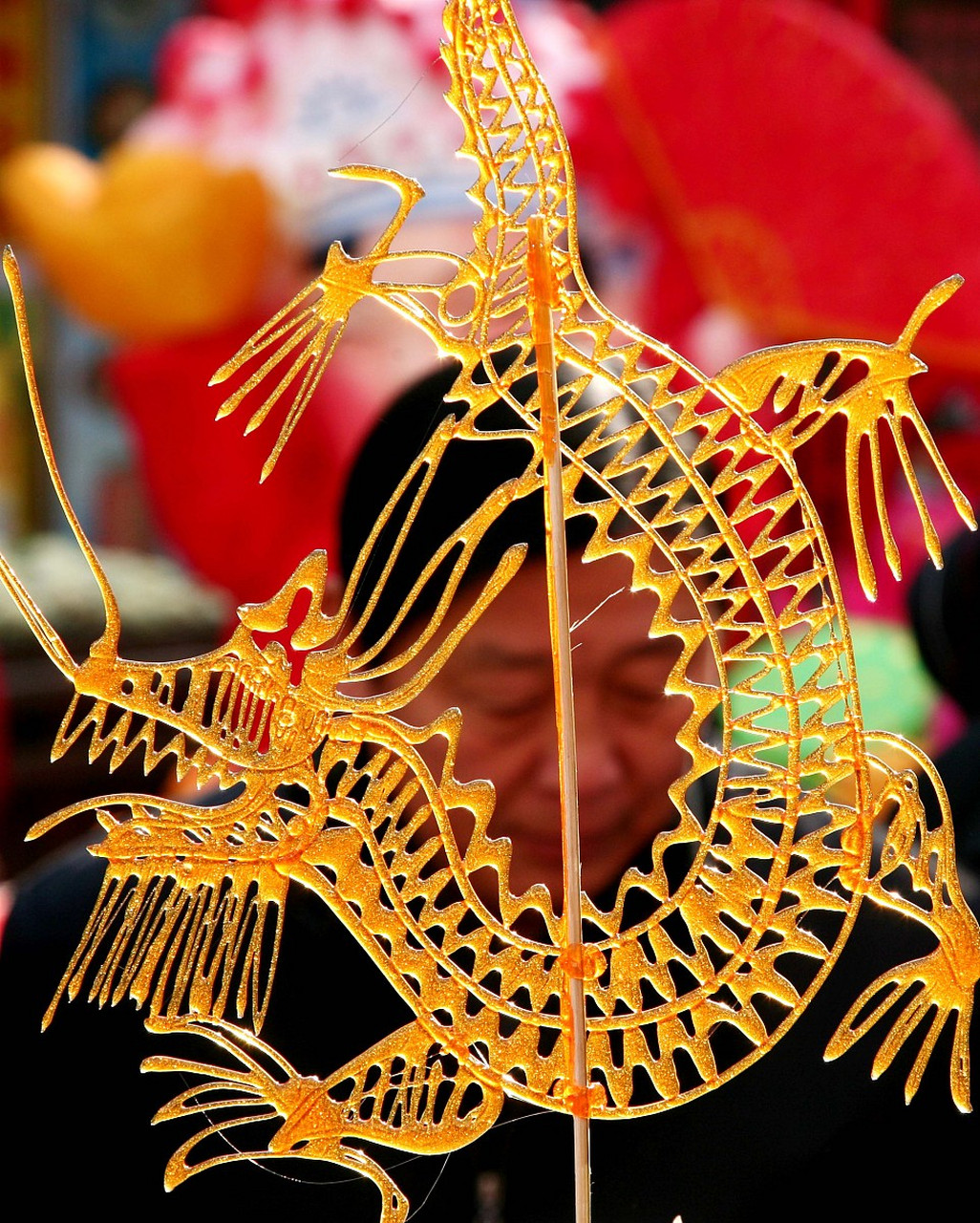 他也认出了我,微微一笑,递给我女儿一只糖凤凰,又