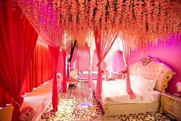 为什么凌晨住酒店,前台总说"满房"?看完明白了