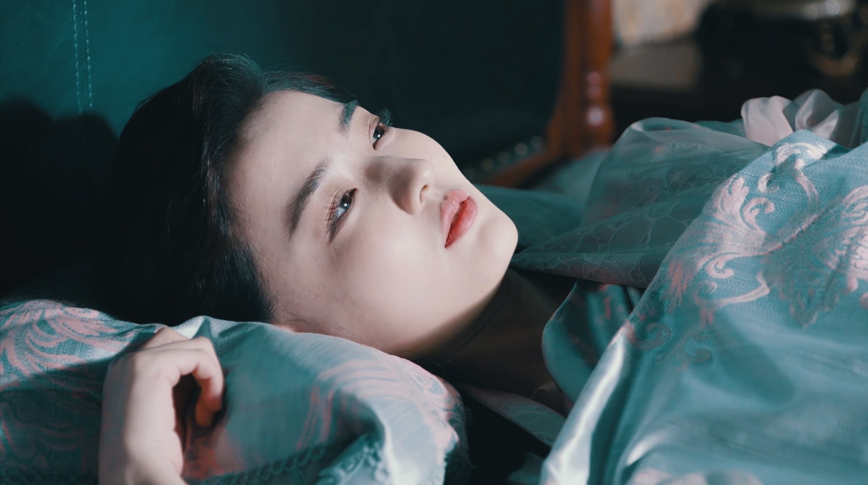 徐璐饰演的女特工贵婉,很有风情的民国女孩,造型审美也在线