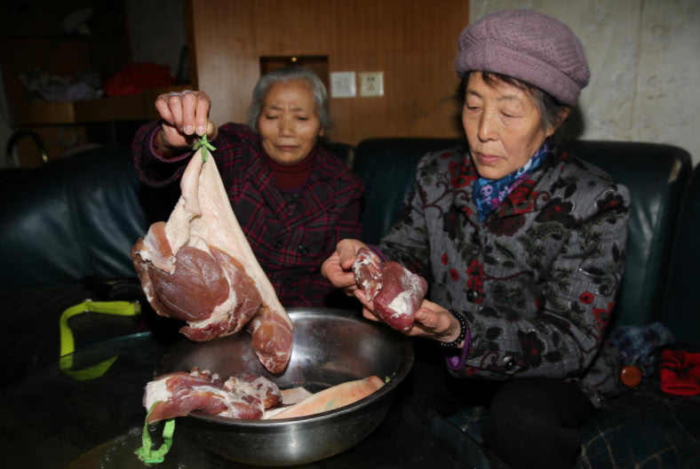 农民买100斤猪肉过年,半夜起床看见猪肉"发光"!怎么回事?