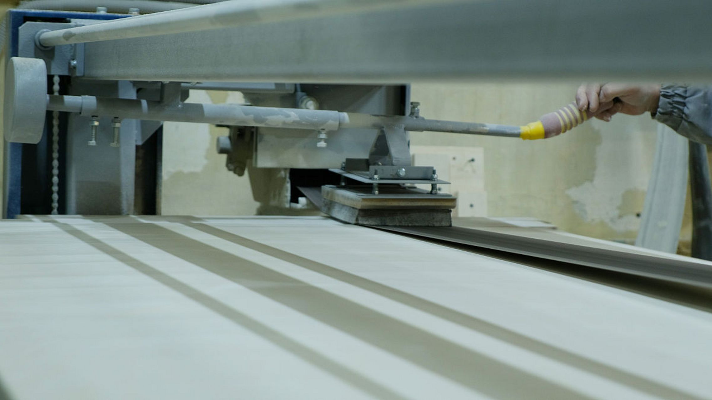 eps发泡切割机是一种高效,精准的eps材料加工设备,采用数控技术实现