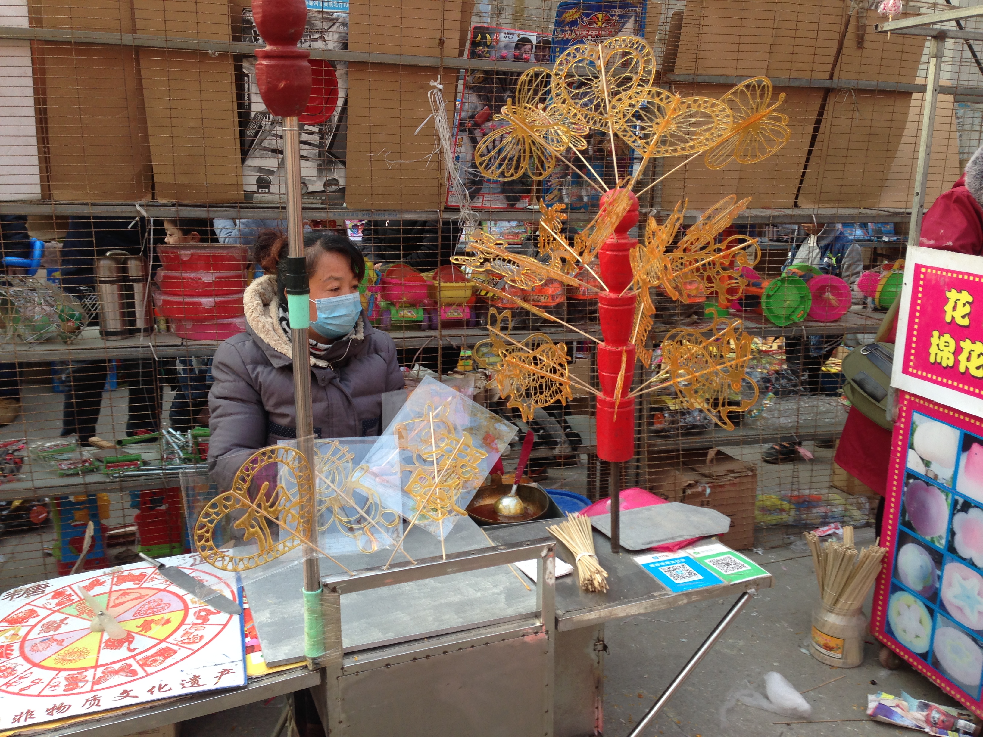 农村大集上大姐摆摊卖"糖人",5块钱1个,这个属相却没人要!