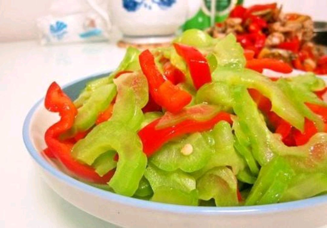夏季减脂瘦身私房菜,甜椒拌苦瓜,做法简单又健康