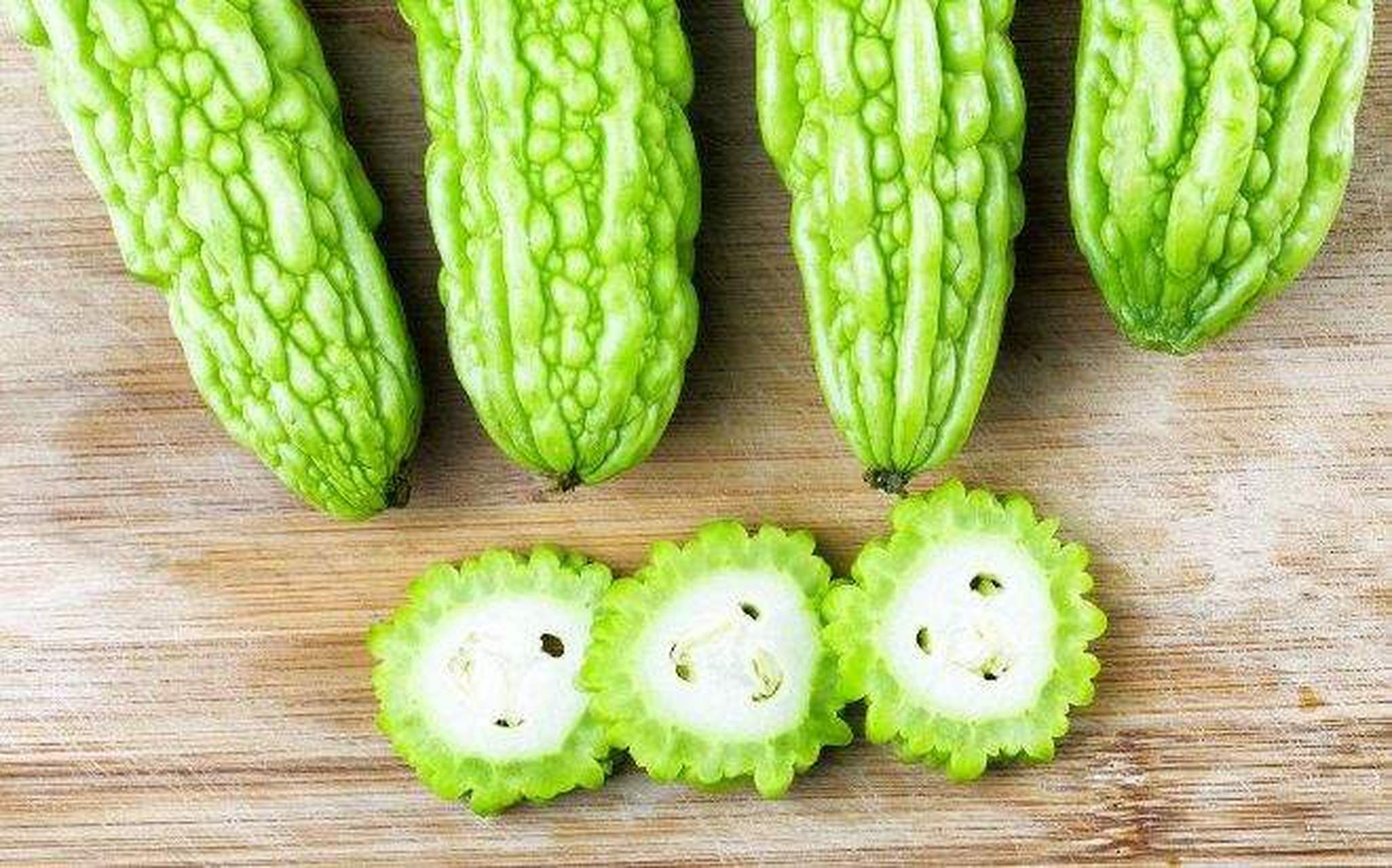 吃点苦味蔬菜大有裨益,苦瓜,苦菜,莴笋,芹菜等都是避暑佳品.