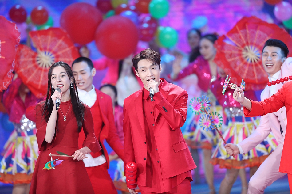 迪丽热巴与张艺兴同台