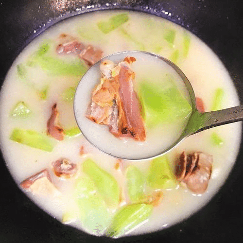 美味的腊鸭拿来煮汤,加上这一常见蔬菜,医生说好喝还降糖!