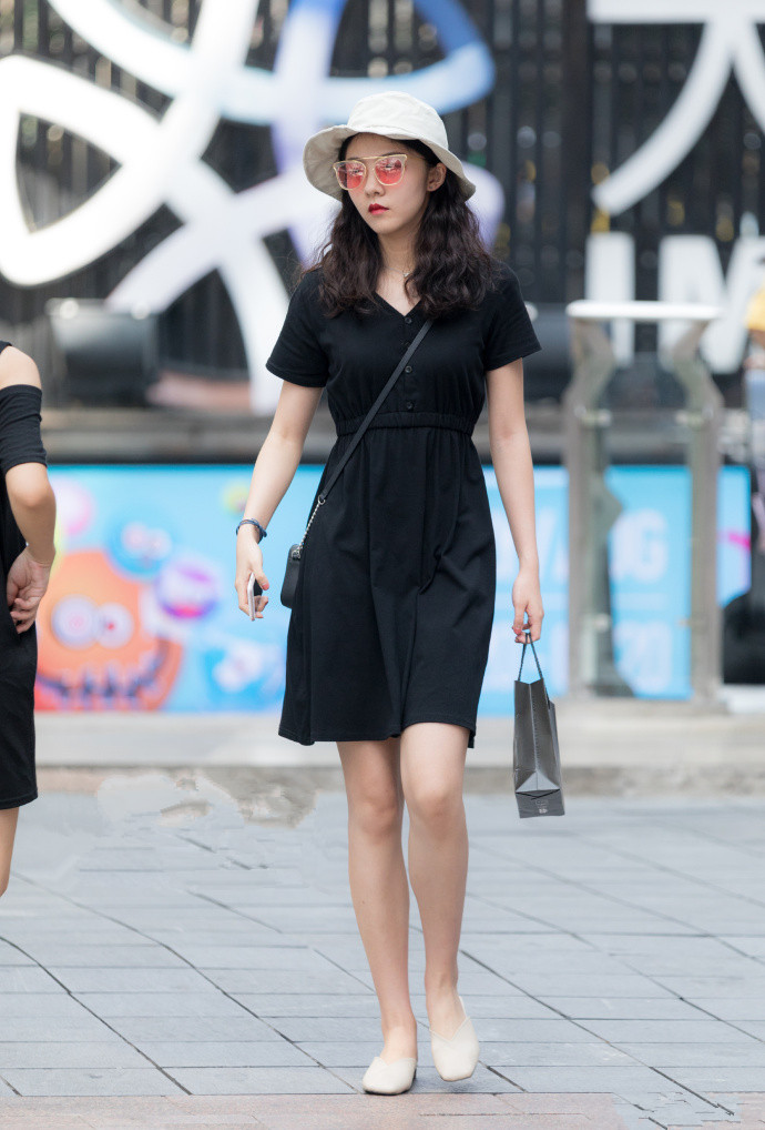 街拍:适合夏季服饰搭配的修身连衣裙,显瘦又减龄!