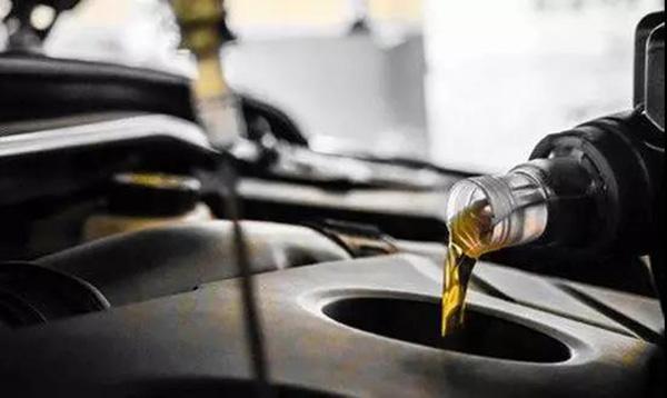 拖档是指车辆在行驶过程中档位过高,与实际转速不符合,如果在上坡或者