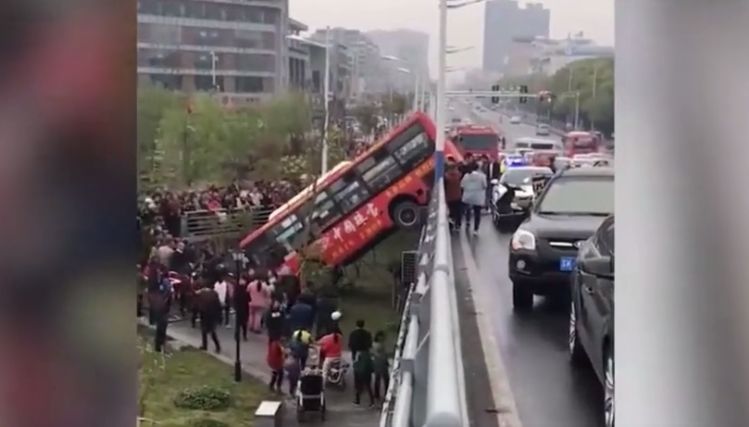 揚州一公交車失控衝下橋,車身倒懸!致2人受傷