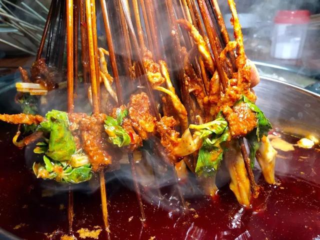 麻辣烫起源于乐山牛华镇,发展至今已有上百年历史,乐山麻辣烫的江湖