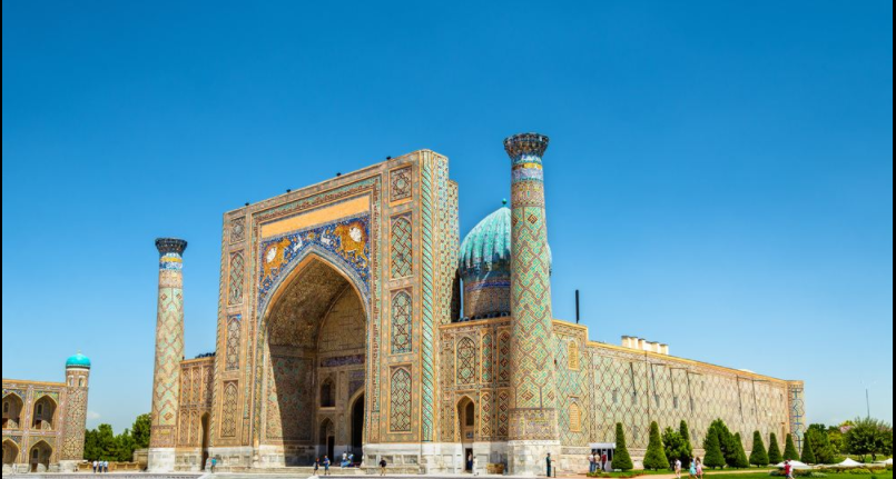 天文学家,诗人和哲学家),建于1417-1420年;正面为季里雅-卡利(意为镶