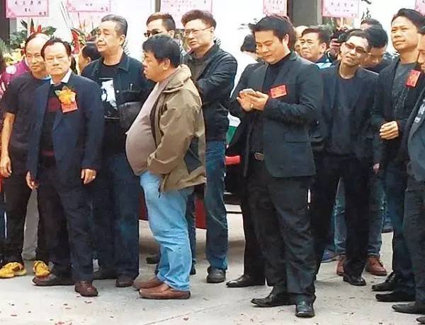 他人称白头仔,是油尖旺霸主,面对300人追杀竖中指,晚年归隐!