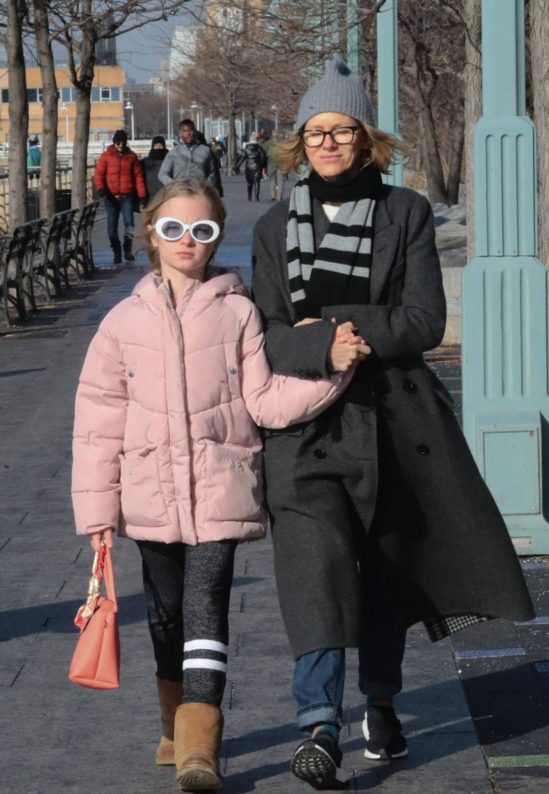 娜奥米沃茨带儿子出街,留长发穿粉色袄,这样的儿子是小天使吧