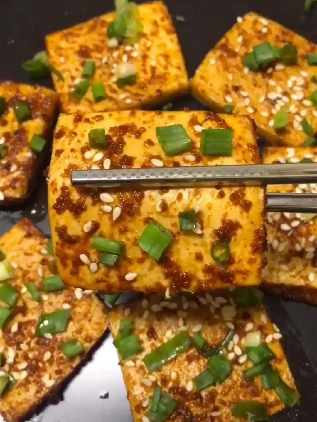 用烤箱烤豆腐块,比用锅来煎的好看,好吃