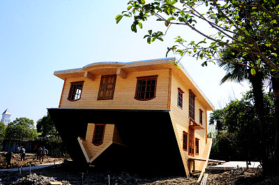 位于上海市金山区枫泾古镇中国农民画村内的倒置屋