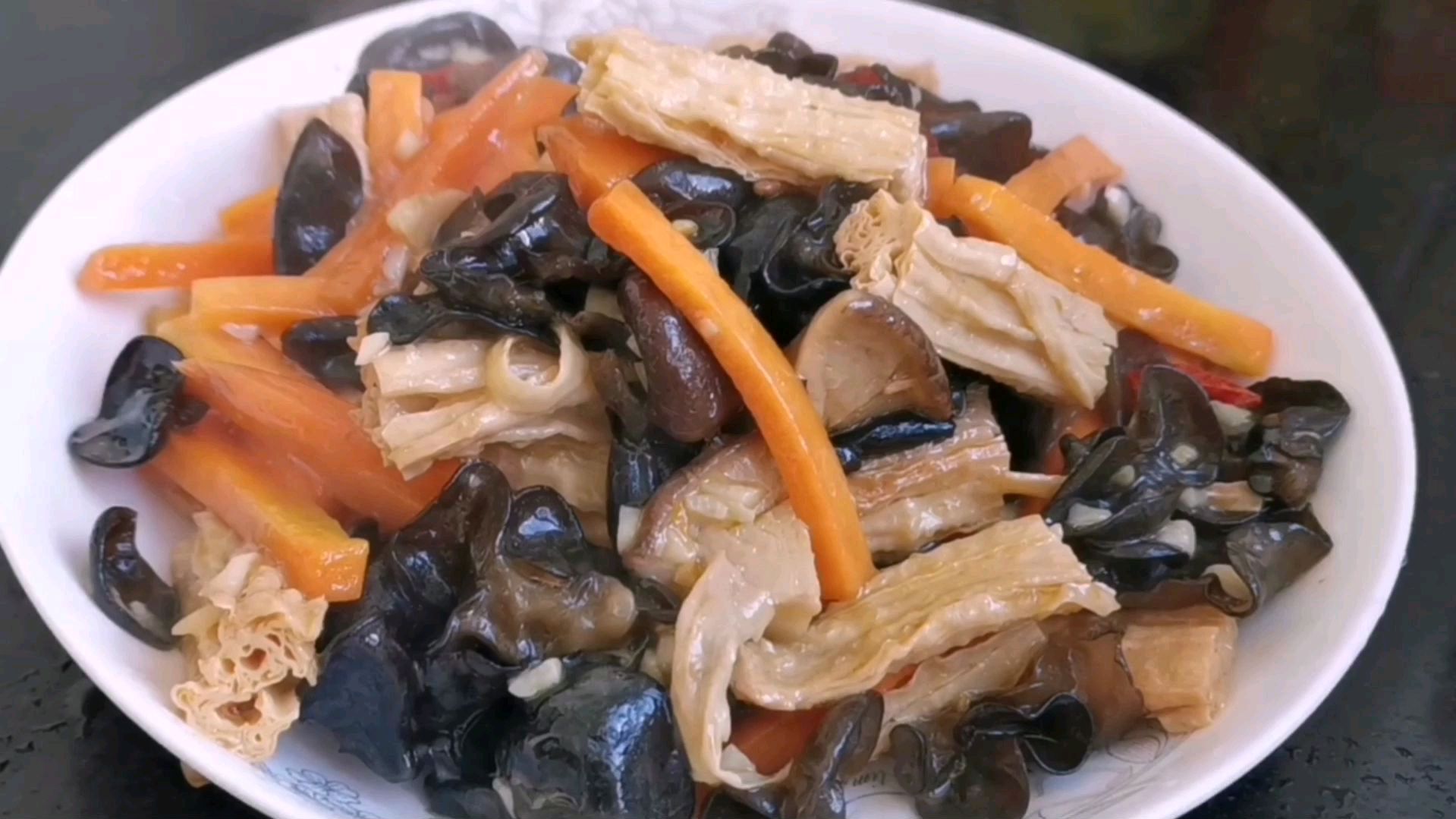 腐竹搭配木耳加是胡萝卜,简单一做,营养均衡开胃又下饭