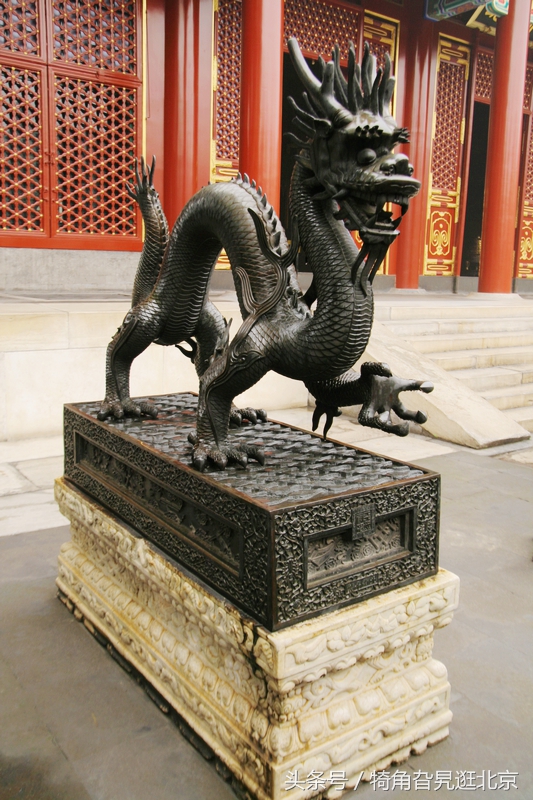 在仁寿殿前摆放有铜龙和铜凤, 作为皇家御用制品精美.